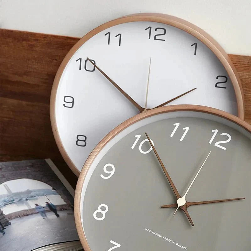 minimalistische houten wandklok aan de muur