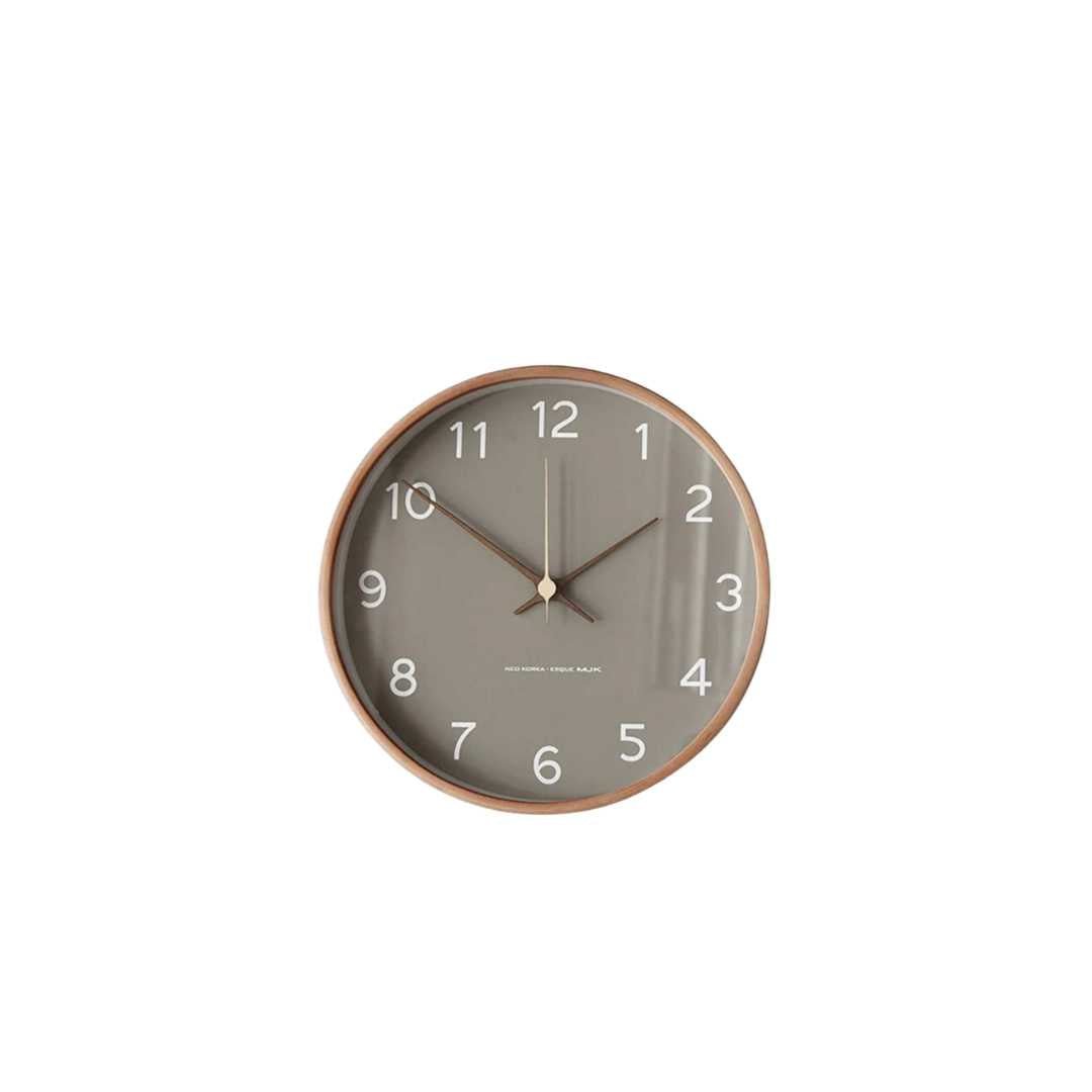 Houten wandklok met glazen wijzerplaat in minimalistisch design