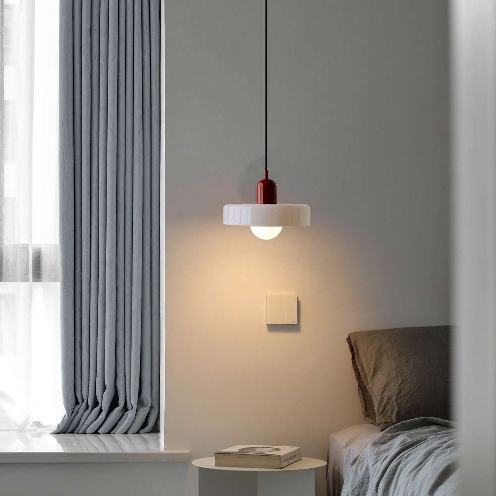 stijlvolle bauhaus hanglamp in kleurrijk glas