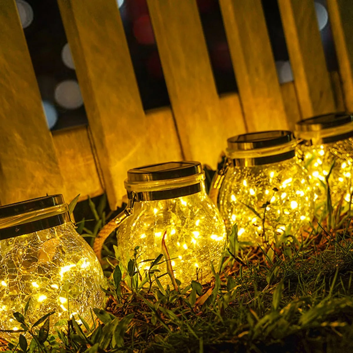 Decoratieve glazen buitenlamp op zonne-energie bij terras