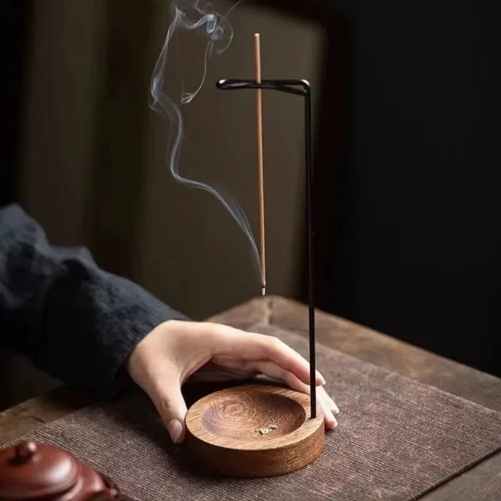 Wierookhouder met houten voet en metalen houder op een neutrale ondergrond