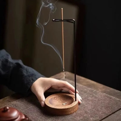 Wierookhouder met houten voet en metalen houder op een neutrale ondergrond
