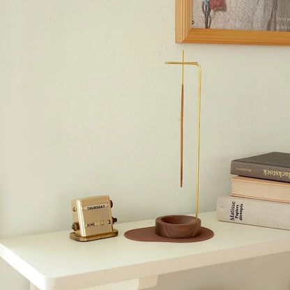 Decoratieve wierookhouder in een rustig en modern interieur