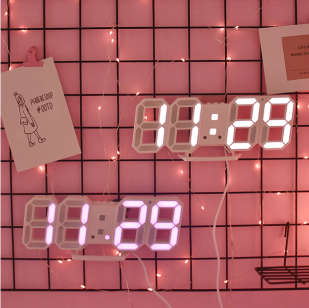 Moderne digitale klok met 3D-display in een slaapkamer