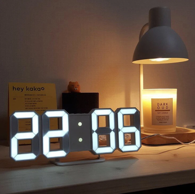 Slimme digitale wekker met duidelijk 3D-display op een tafel