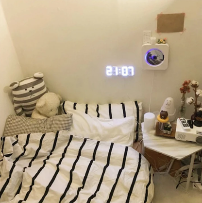 Digitale wekker met helder scherm op een nachtkastje