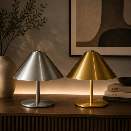 LED-tafellamp met touchsensor op een tafel