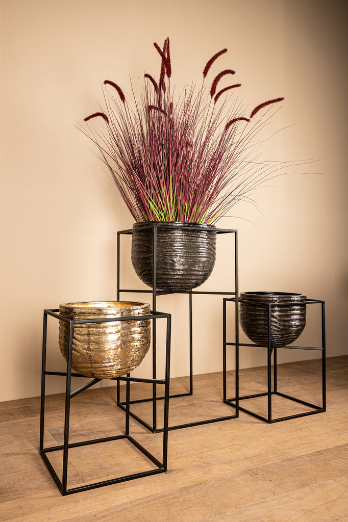 lesley black brush alu pot on black iron stand sv2.