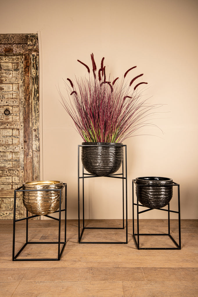 lesley black brush alu pot on black iron stand sv2.