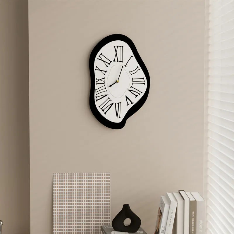 Wandklok met Romeinse cijfers en stil quartz uurwerk aan de muur