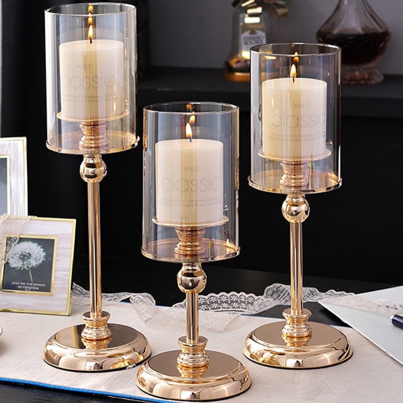 Metalen kandelaar met modern design als stijlvolle tafeldecoratie
