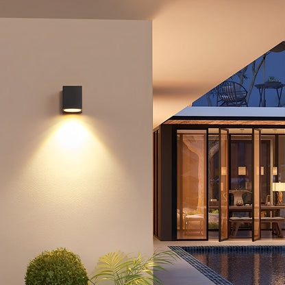 Zwarte buiten wandlamp met moderne vierkante behuizing en opwaarts licht