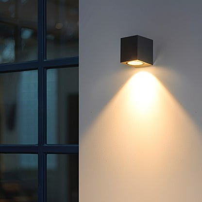 Waterbestendige buiten wandlamp met compact vierkant design in close-up