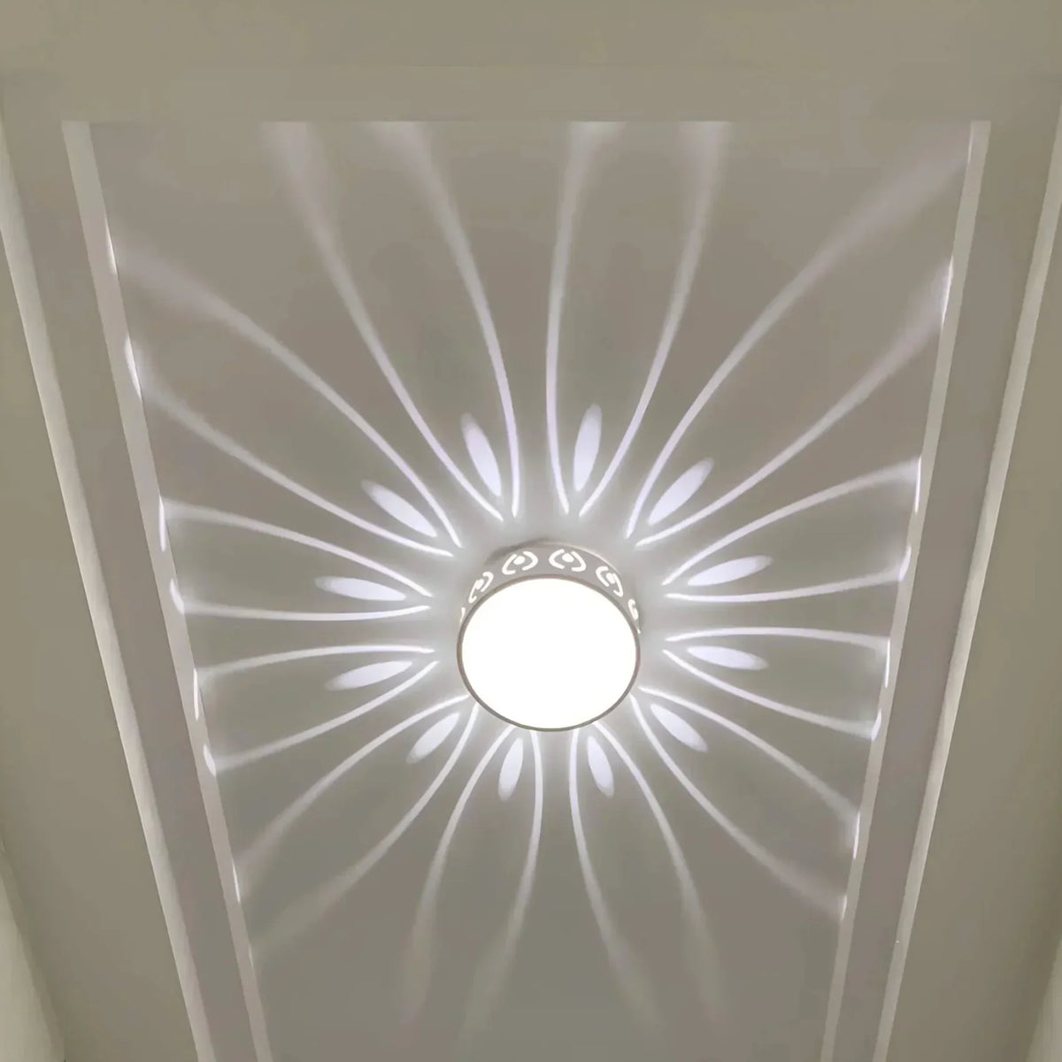close-up van het kristalacryl lichtpatroon van de plafondlamp