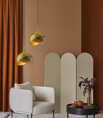 Stijlvolle moderne gouden glazen hanglamp voor een elegante sfeer