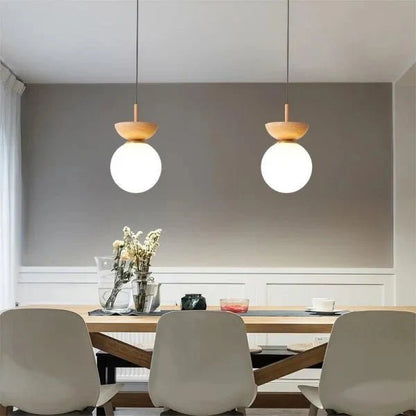 Strakke Scandinavische hanglamp van halfhout voor een moderne uitstraling