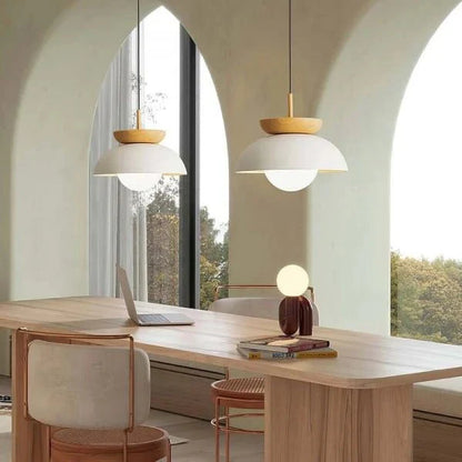 Strakke Scandinavische hanglamp van halfhout voor een moderne uitstraling