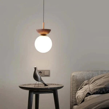 Strakke Scandinavische hanglamp van halfhout voor een moderne uitstraling