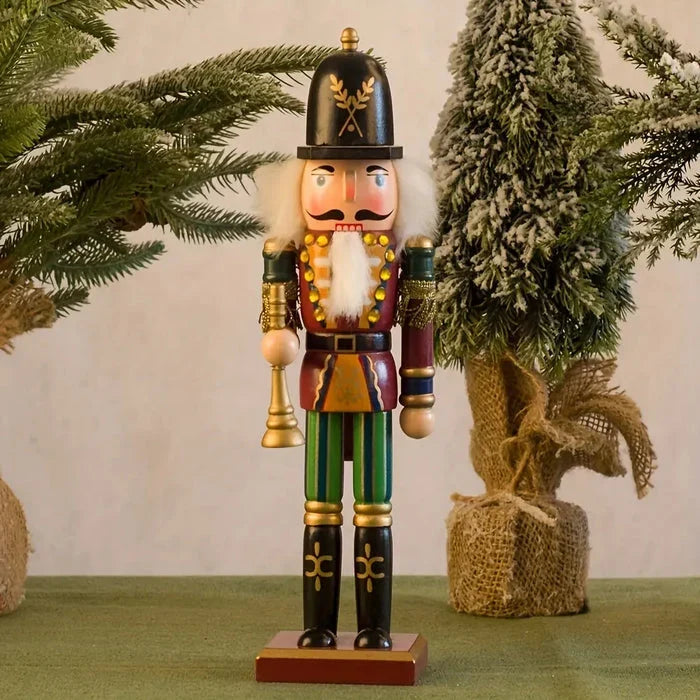 Traditioneel notenkrakerbeeldje als kerstdecoratie op een tafel
