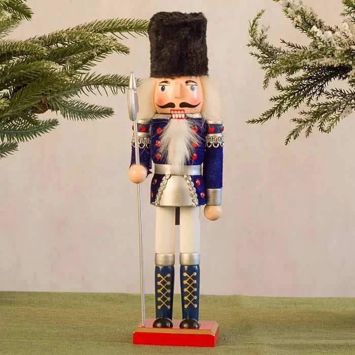 Notenkrakerfiguur als blikvanger tussen kerstdecoratie