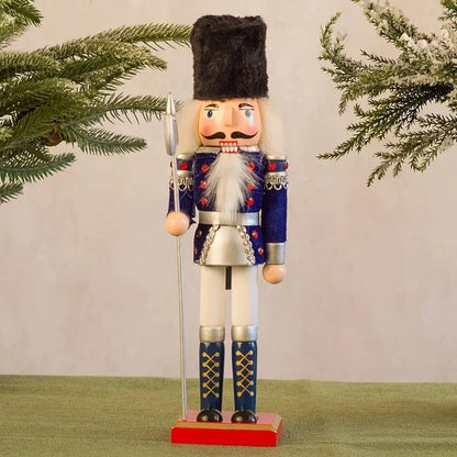 Notenkrakerfiguur als blikvanger tussen kerstdecoratie