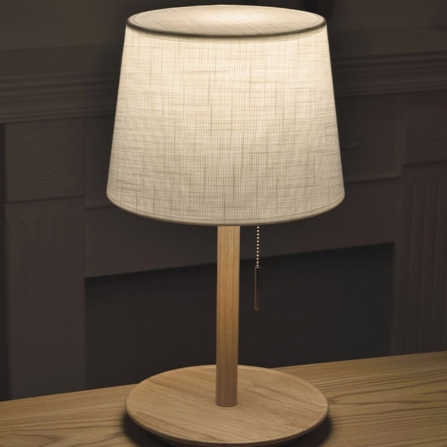 scandinavische walnotenlamp met luxe stoffen accenten voor een zachte gloed