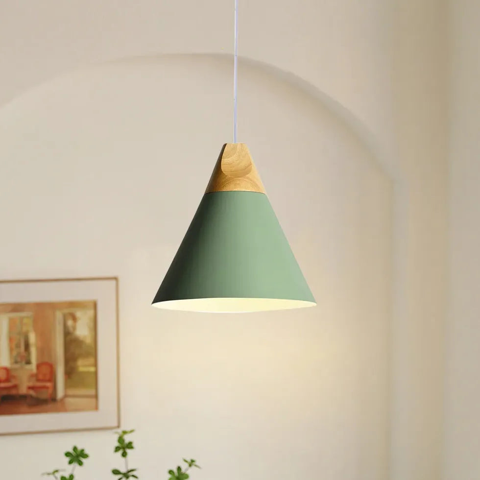 plafondlamp in nordisch design met warme houtlook en metalen kap