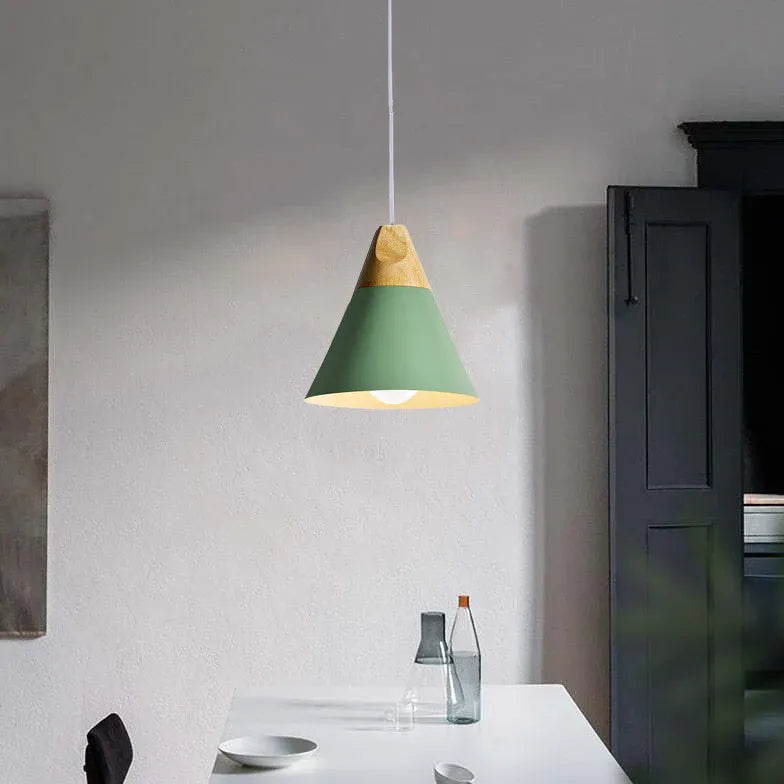 stijlvolle plafondlamp van metaal en hout gemonteerd aan het plafond