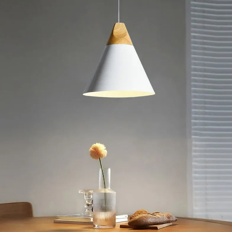 Plafondlamp van hout en metaal als interieurverlichting in huis
