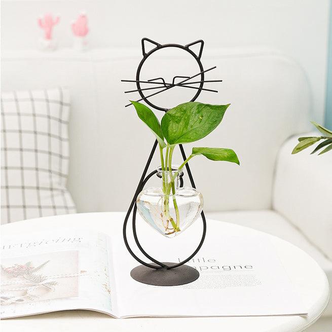 plantenbakje met kattenframe en hartvormige vaas