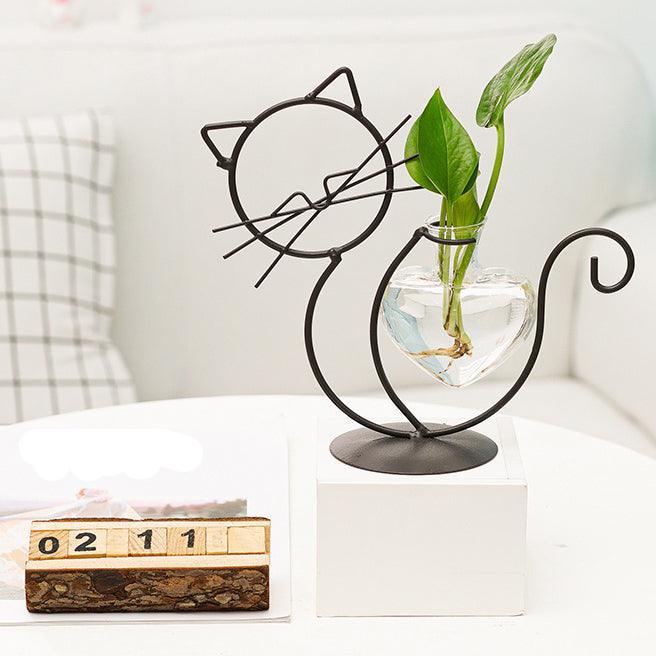 Decoratief plantenbakje met kattenfiguur en hartvormige vaas