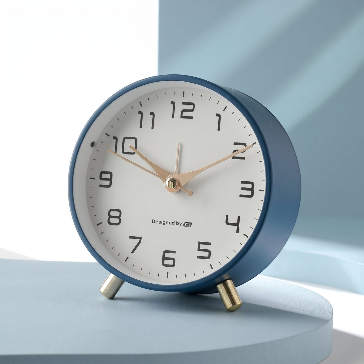 ronde tafelklok met scandinavisch design en messingdetails