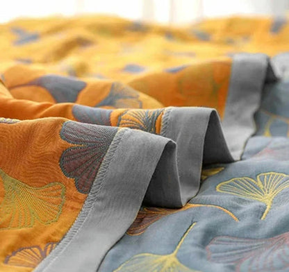 Decoratief plaid met ginkgobladpatroon op een bank