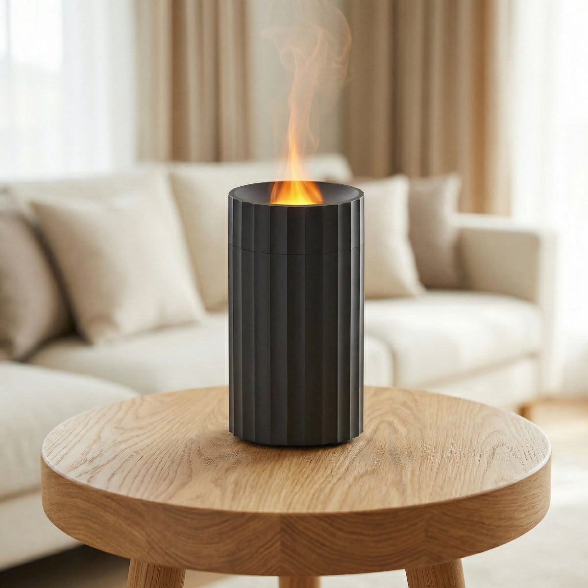 Ultrasone aromadiffuser met sfeervol vlamlicht op een tafel