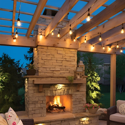 Zonne-energie lichtsnoer als sfeerverlichting op een balkon