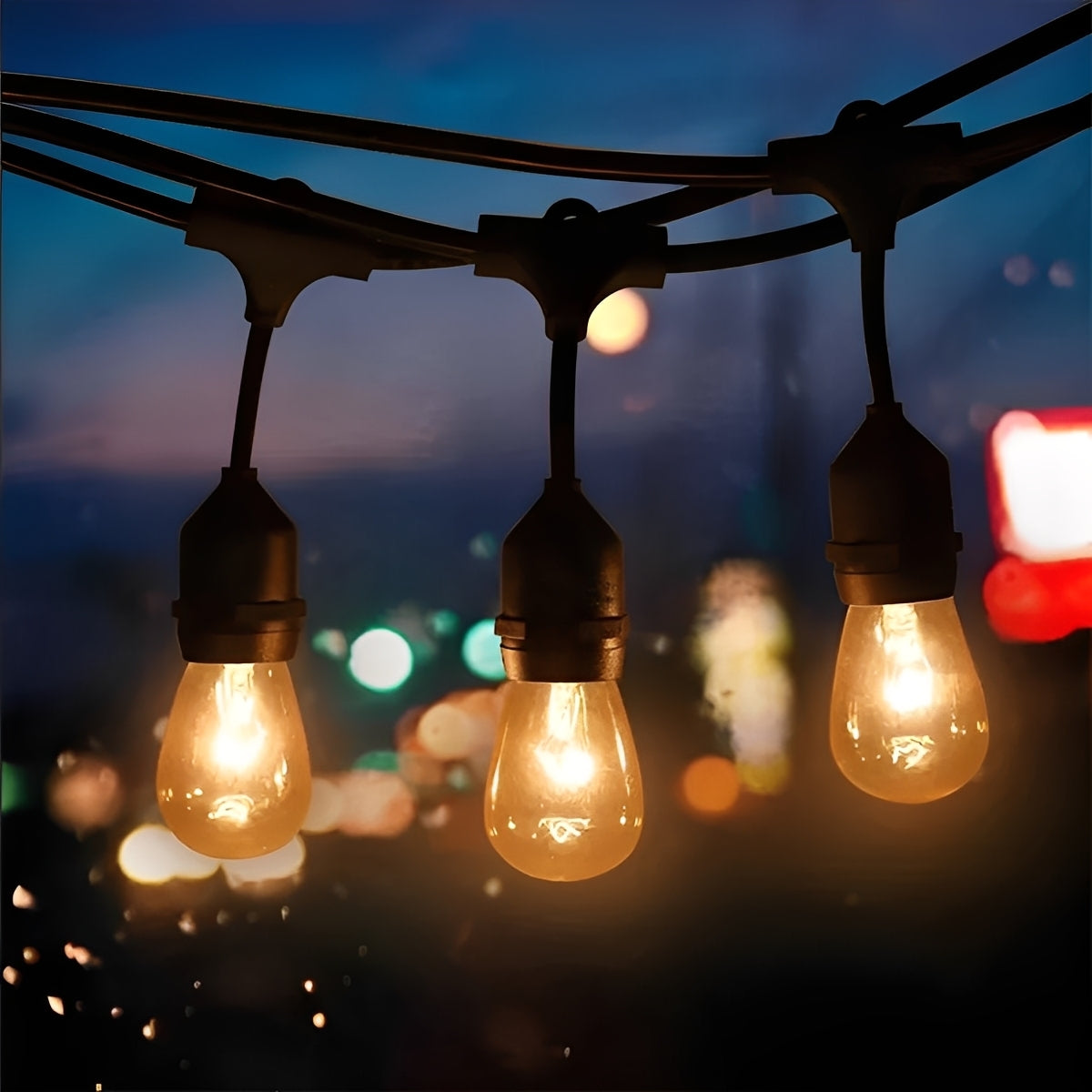 buitenlichtsnoer met warme verlichting langs een houten schutting
