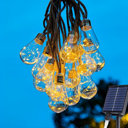Buiten lichtslinger op zonne-energie bevestigd als decoratieve tuinverlichting