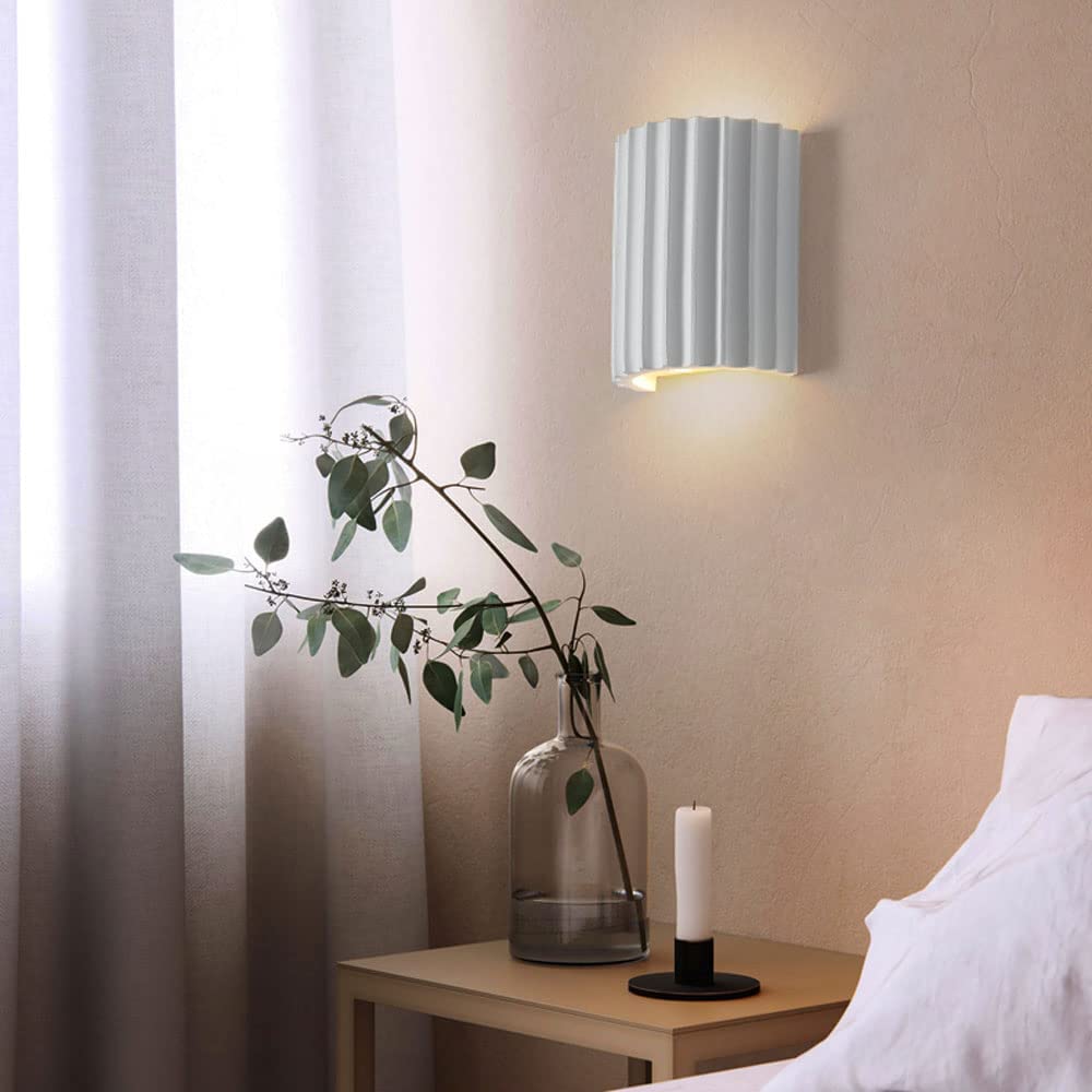 stijlvol halfrond wandlamp van hars voor een moderne woonkamer