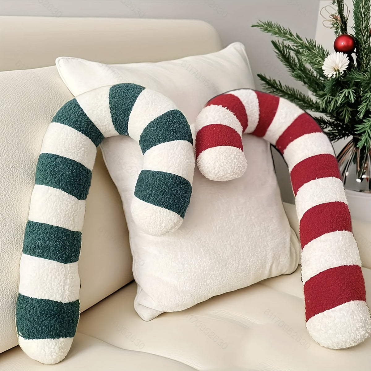 detail van de zachte pluche stof van het kerstkussen