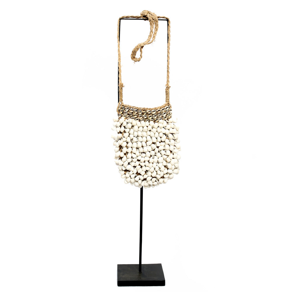 de shell purse op stand - decoratie - wit